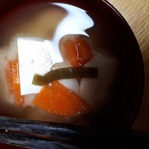茄子とお豆腐とにんじんのお味噌汁